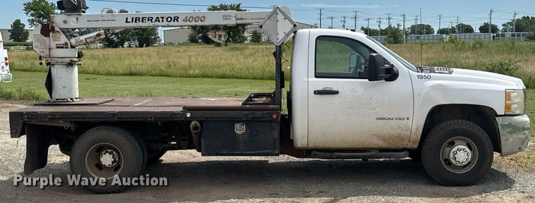 image for item DU9224 2007 Chevrolet Silverado 3500HD flatbed pickup truck