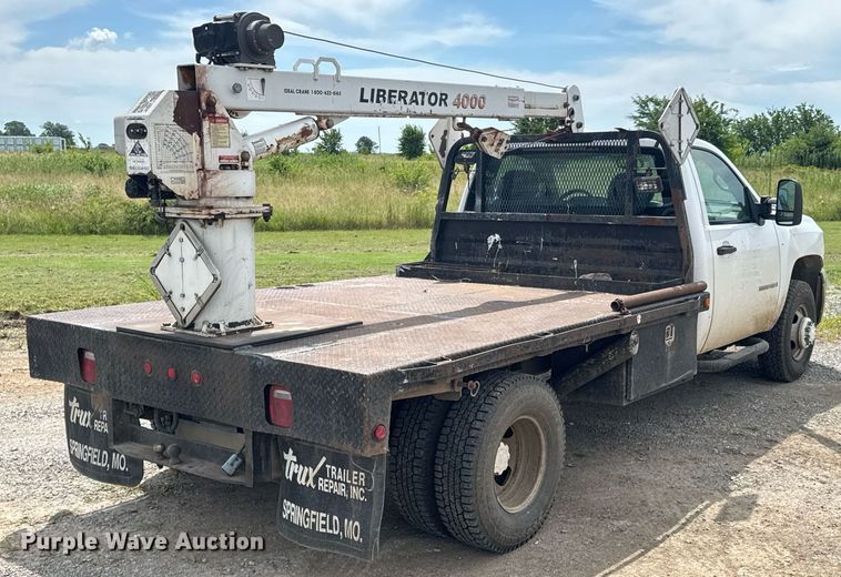 image for item DU9224 2007 Chevrolet Silverado 3500HD flatbed pickup truck