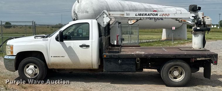 image for item DU9224 2007 Chevrolet Silverado 3500HD flatbed pickup truck