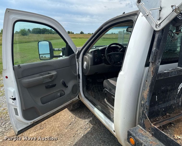 image for item DU9224 2007 Chevrolet Silverado 3500HD flatbed pickup truck