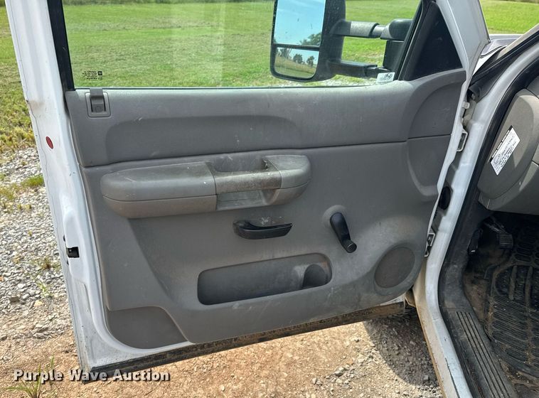 image for item DU9224 2007 Chevrolet Silverado 3500HD flatbed pickup truck