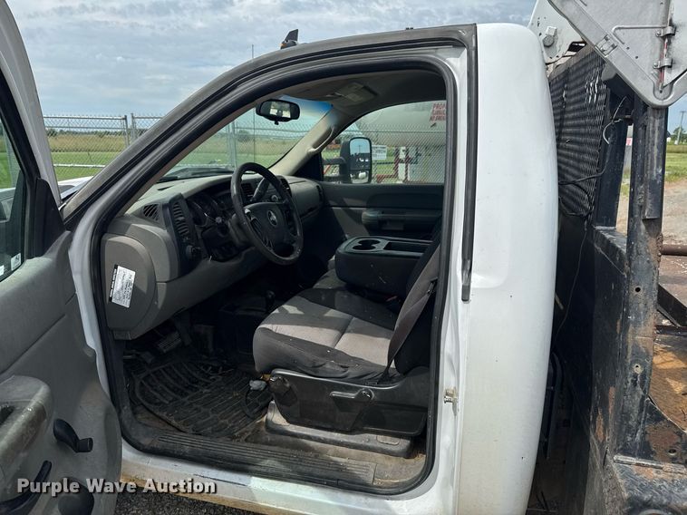 image for item DU9224 2007 Chevrolet Silverado 3500HD flatbed pickup truck