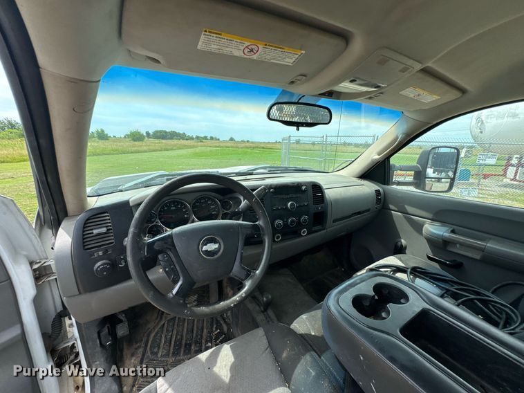 image for item DU9224 2007 Chevrolet Silverado 3500HD flatbed pickup truck