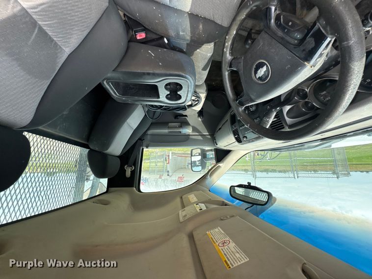 image for item DU9224 2007 Chevrolet Silverado 3500HD flatbed pickup truck