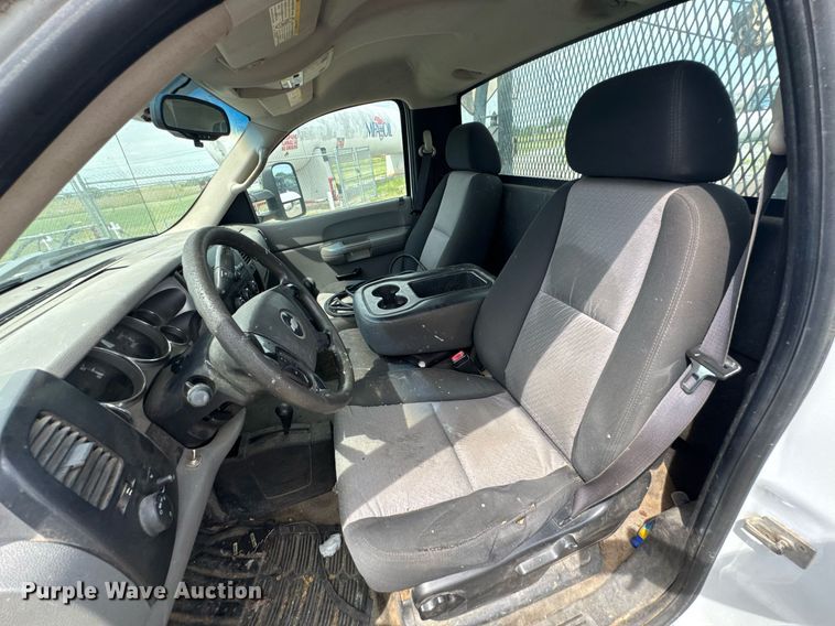 image for item DU9224 2007 Chevrolet Silverado 3500HD flatbed pickup truck