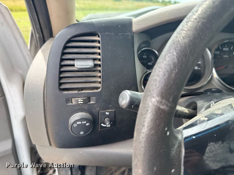 image for item DU9224 2007 Chevrolet Silverado 3500HD flatbed pickup truck