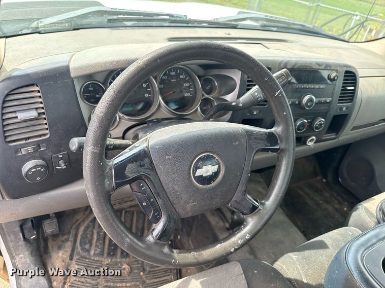 image for item DU9224 2007 Chevrolet Silverado 3500HD flatbed pickup truck