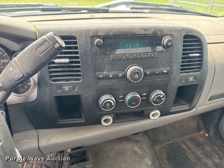 image for item DU9224 2007 Chevrolet Silverado 3500HD flatbed pickup truck