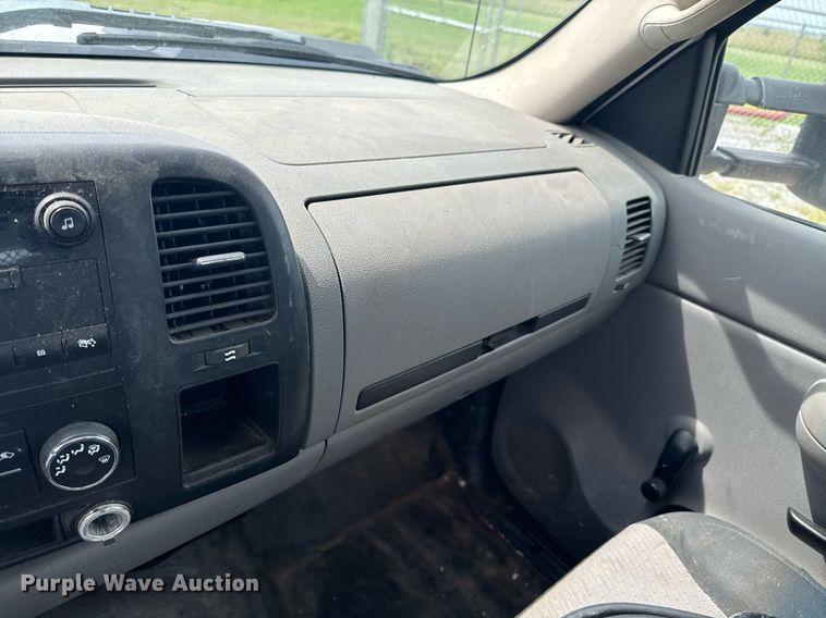 image for item DU9224 2007 Chevrolet Silverado 3500HD flatbed pickup truck