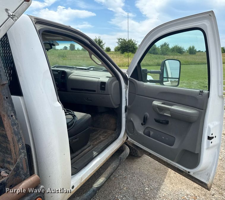 image for item DU9224 2007 Chevrolet Silverado 3500HD flatbed pickup truck