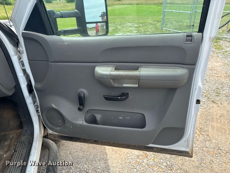 image for item DU9224 2007 Chevrolet Silverado 3500HD flatbed pickup truck