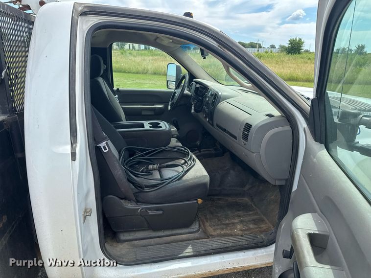 image for item DU9224 2007 Chevrolet Silverado 3500HD flatbed pickup truck