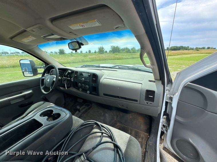 image for item DU9224 2007 Chevrolet Silverado 3500HD flatbed pickup truck