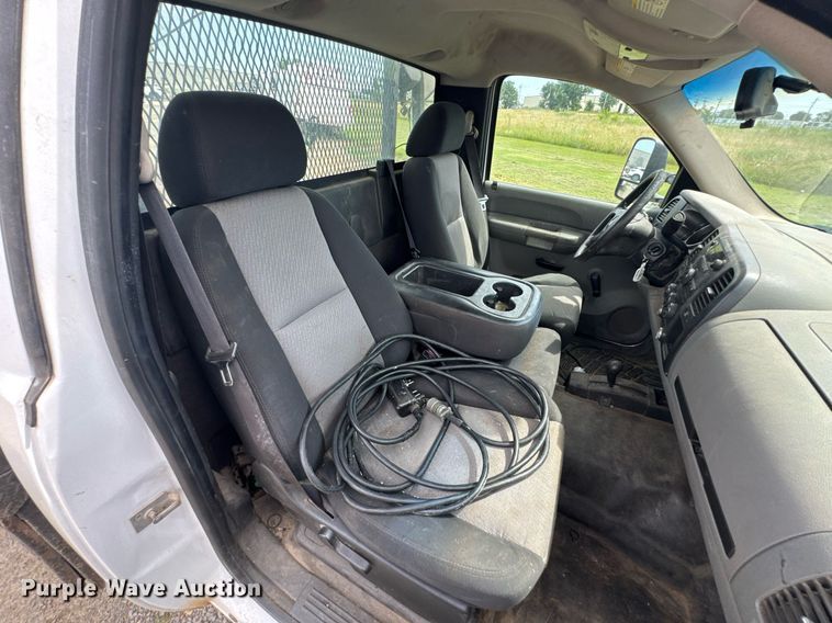 image for item DU9224 2007 Chevrolet Silverado 3500HD flatbed pickup truck