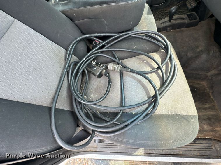 image for item DU9224 2007 Chevrolet Silverado 3500HD flatbed pickup truck