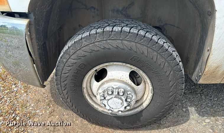 image for item DU9224 2007 Chevrolet Silverado 3500HD flatbed pickup truck