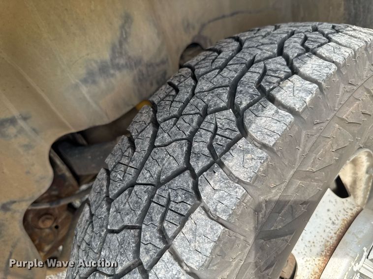 image for item DU9224 2007 Chevrolet Silverado 3500HD flatbed pickup truck