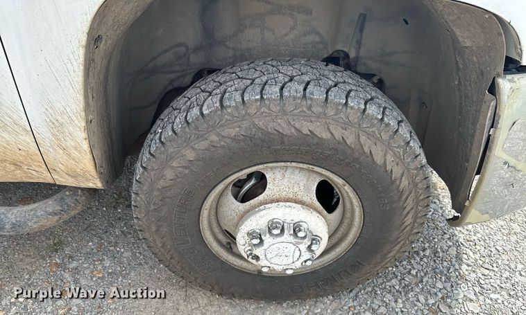 image for item DU9224 2007 Chevrolet Silverado 3500HD flatbed pickup truck