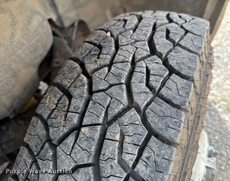 image for item DU9224 2007 Chevrolet Silverado 3500HD flatbed pickup truck