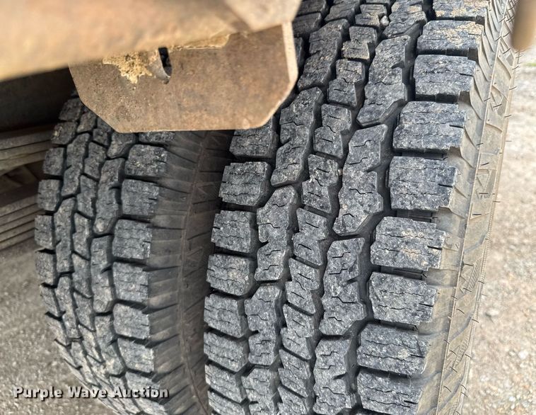 image for item DU9224 2007 Chevrolet Silverado 3500HD flatbed pickup truck