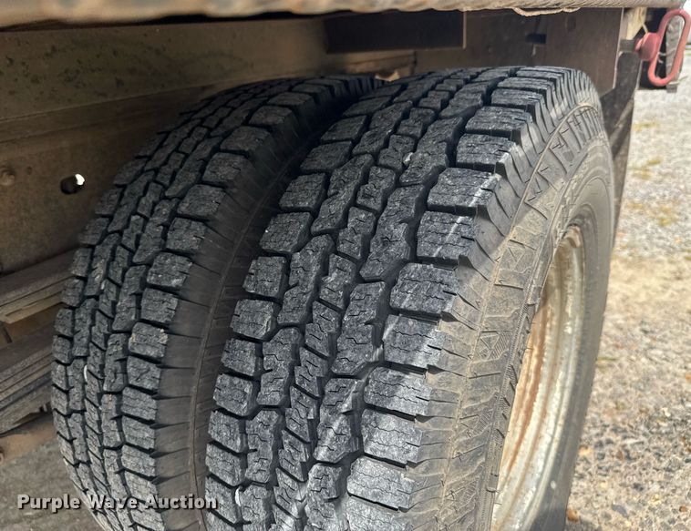 image for item DU9224 2007 Chevrolet Silverado 3500HD flatbed pickup truck