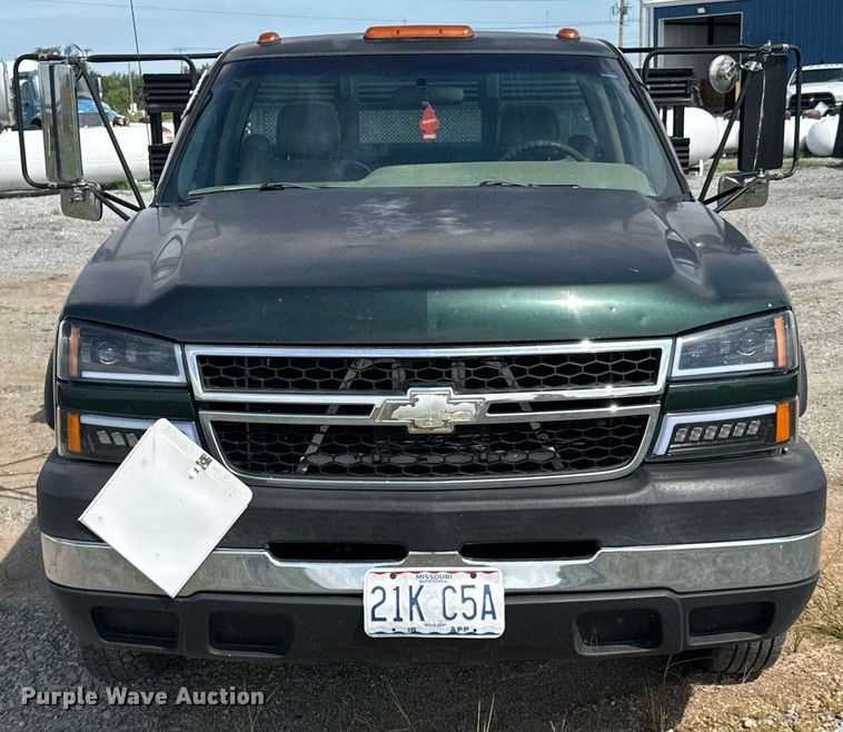 image for item DU9228 2006 Chevrolet Silverado 3500 flatbed pickup truck
