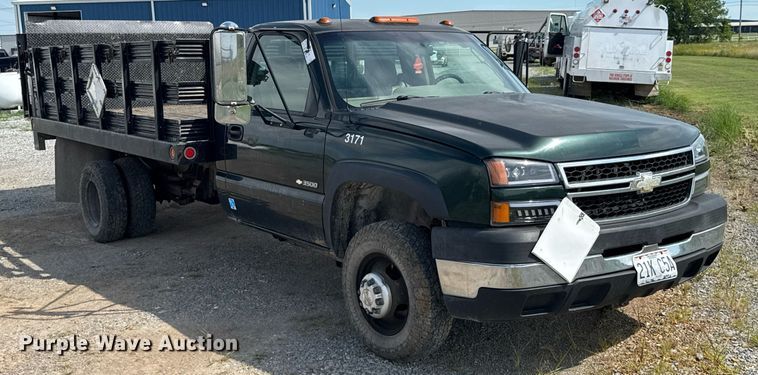 image for item DU9228 2006 Chevrolet Silverado 3500 flatbed pickup truck