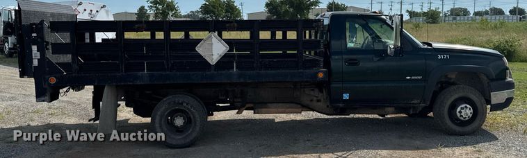 image for item DU9228 2006 Chevrolet Silverado 3500 flatbed pickup truck