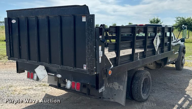 image for item DU9228 2006 Chevrolet Silverado 3500 flatbed pickup truck