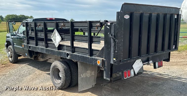 image for item DU9228 2006 Chevrolet Silverado 3500 flatbed pickup truck