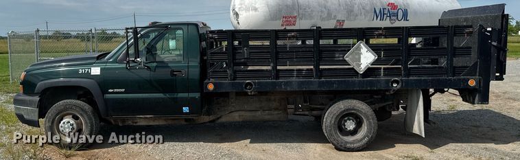 image for item DU9228 2006 Chevrolet Silverado 3500 flatbed pickup truck