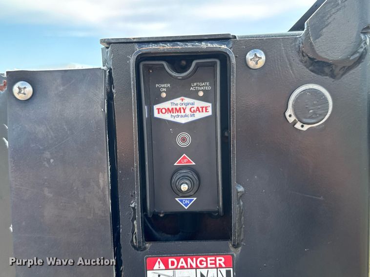 image for item DU9228 2006 Chevrolet Silverado 3500 flatbed pickup truck