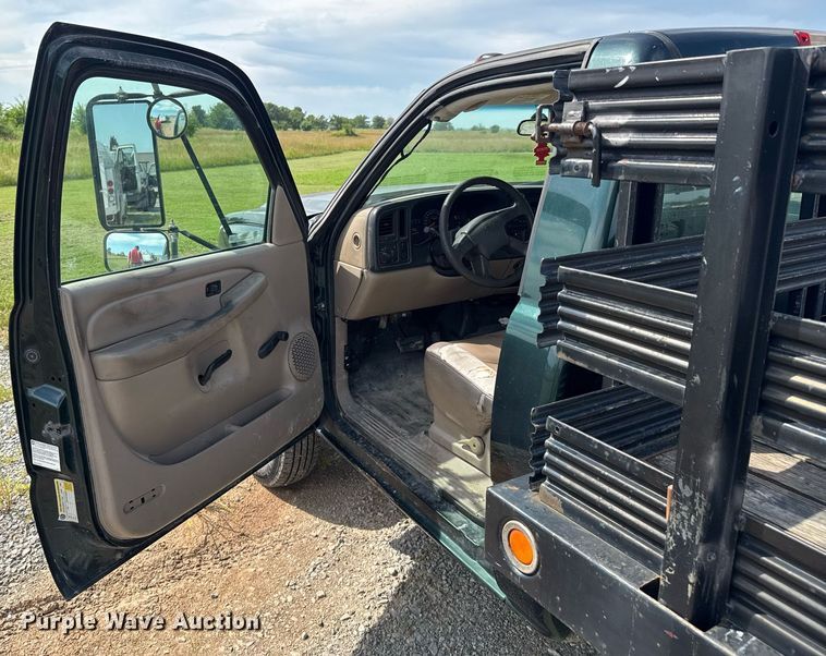 image for item DU9228 2006 Chevrolet Silverado 3500 flatbed pickup truck