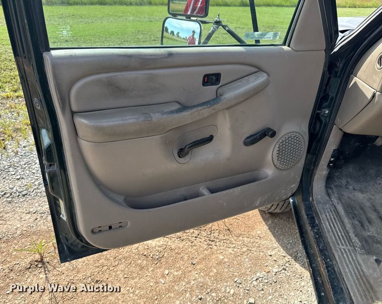 image for item DU9228 2006 Chevrolet Silverado 3500 flatbed pickup truck