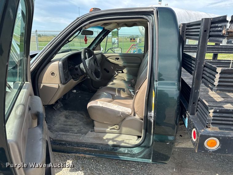 image for item DU9228 2006 Chevrolet Silverado 3500 flatbed pickup truck