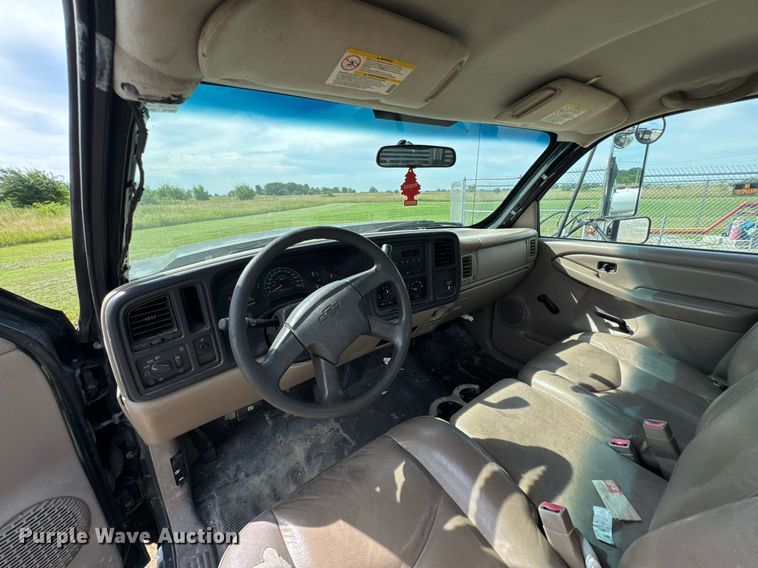 image for item DU9228 2006 Chevrolet Silverado 3500 flatbed pickup truck