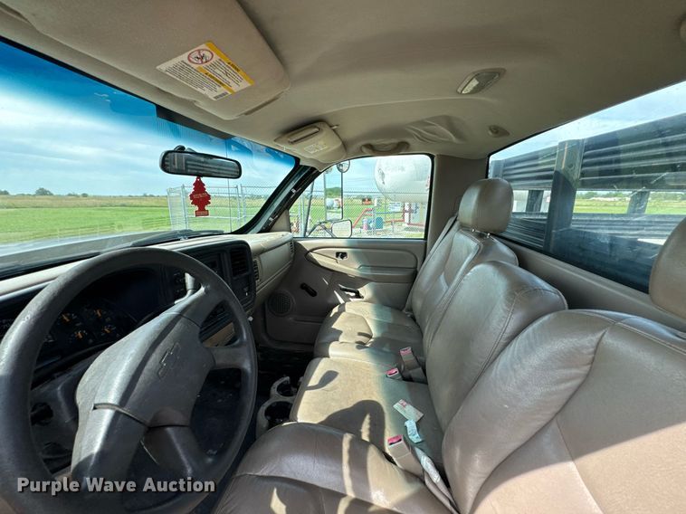 image for item DU9228 2006 Chevrolet Silverado 3500 flatbed pickup truck