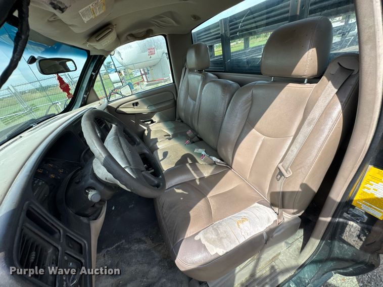 image for item DU9228 2006 Chevrolet Silverado 3500 flatbed pickup truck