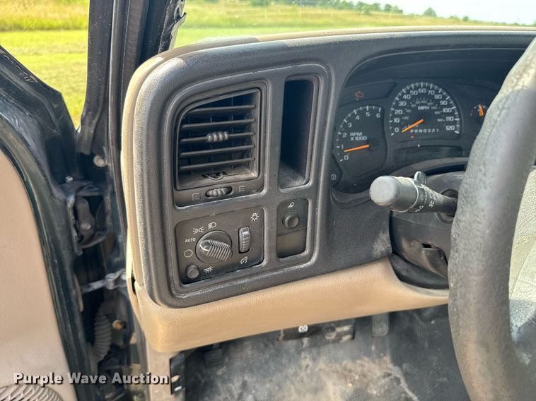 image for item DU9228 2006 Chevrolet Silverado 3500 flatbed pickup truck