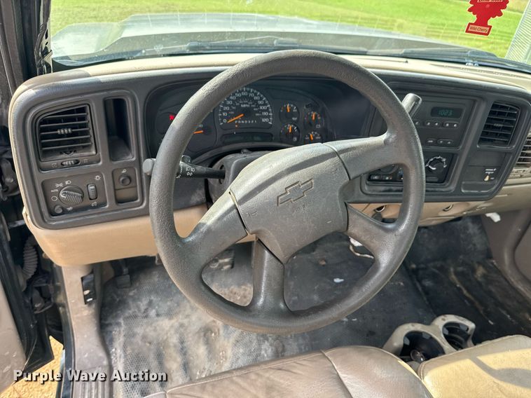 image for item DU9228 2006 Chevrolet Silverado 3500 flatbed pickup truck