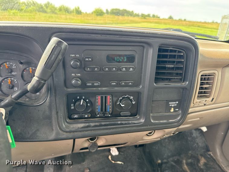 image for item DU9228 2006 Chevrolet Silverado 3500 flatbed pickup truck