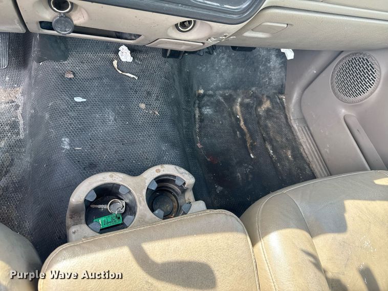 image for item DU9228 2006 Chevrolet Silverado 3500 flatbed pickup truck