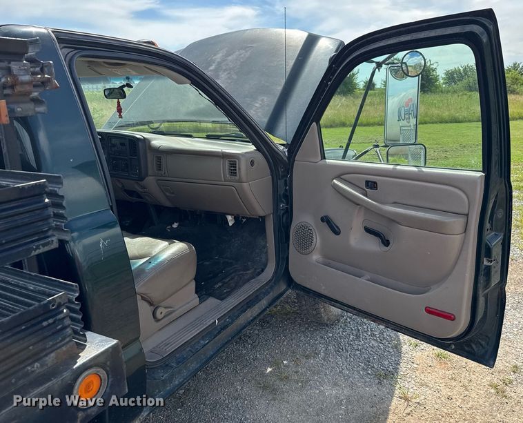 image for item DU9228 2006 Chevrolet Silverado 3500 flatbed pickup truck