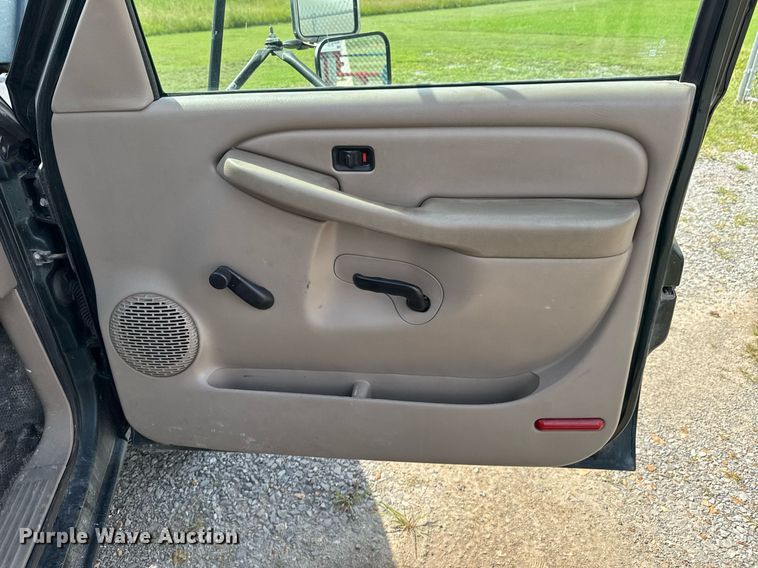 image for item DU9228 2006 Chevrolet Silverado 3500 flatbed pickup truck