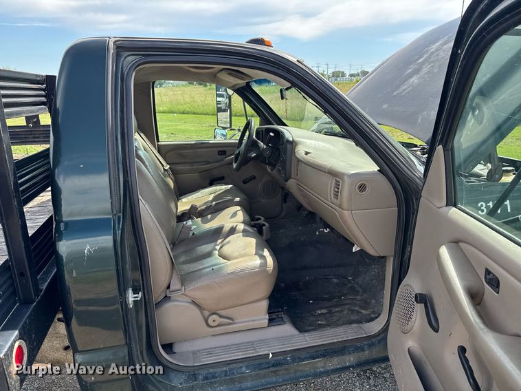 image for item DU9228 2006 Chevrolet Silverado 3500 flatbed pickup truck