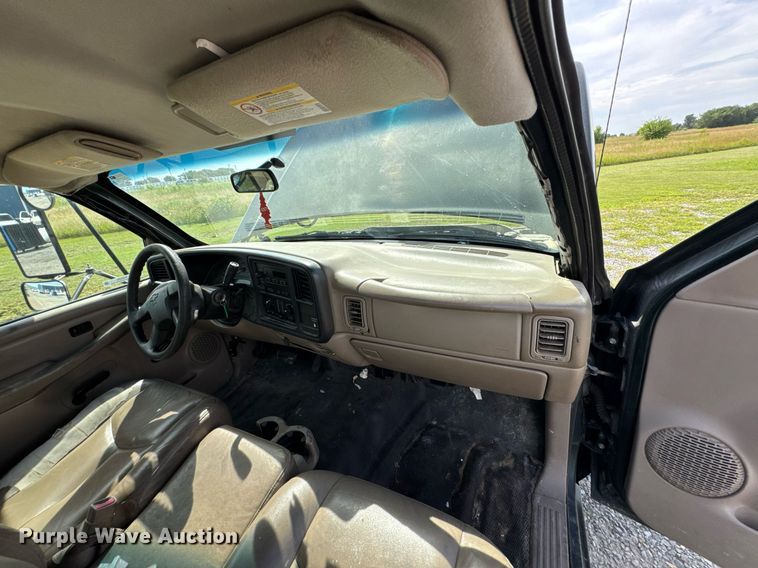 image for item DU9228 2006 Chevrolet Silverado 3500 flatbed pickup truck