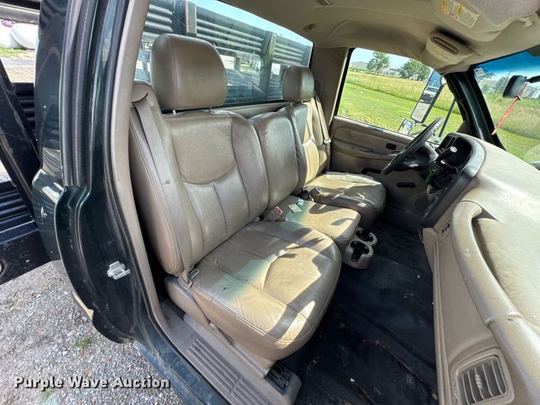 image for item DU9228 2006 Chevrolet Silverado 3500 flatbed pickup truck