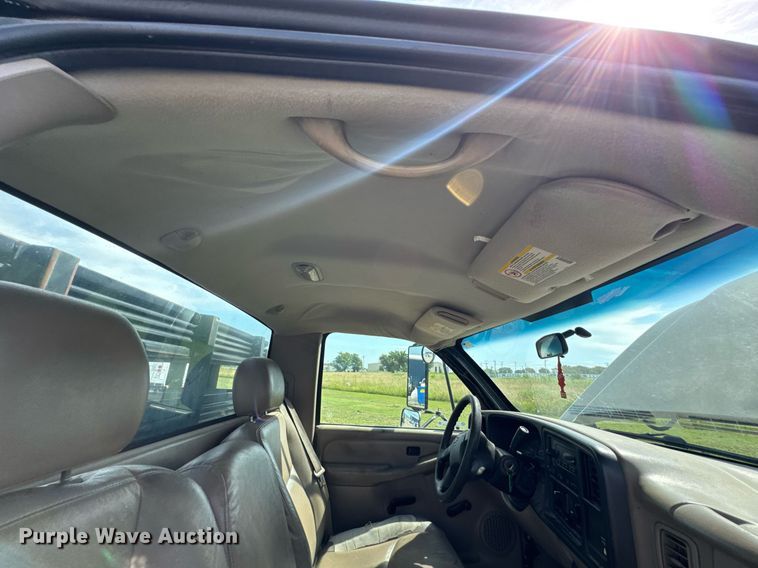 image for item DU9228 2006 Chevrolet Silverado 3500 flatbed pickup truck