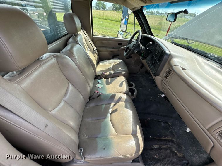 image for item DU9228 2006 Chevrolet Silverado 3500 flatbed pickup truck