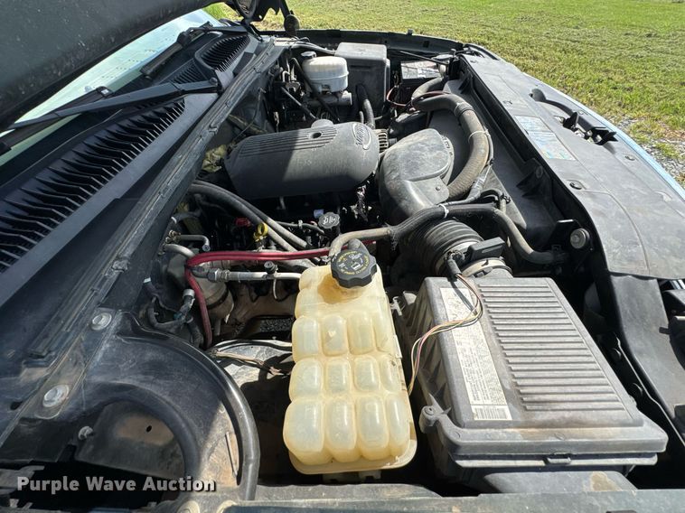 image for item DU9228 2006 Chevrolet Silverado 3500 flatbed pickup truck